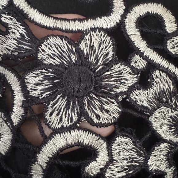 fun 2 fun Embroidered Sleeveless Black Cream Top Floral Applique Size Small - Picture 4 of 6